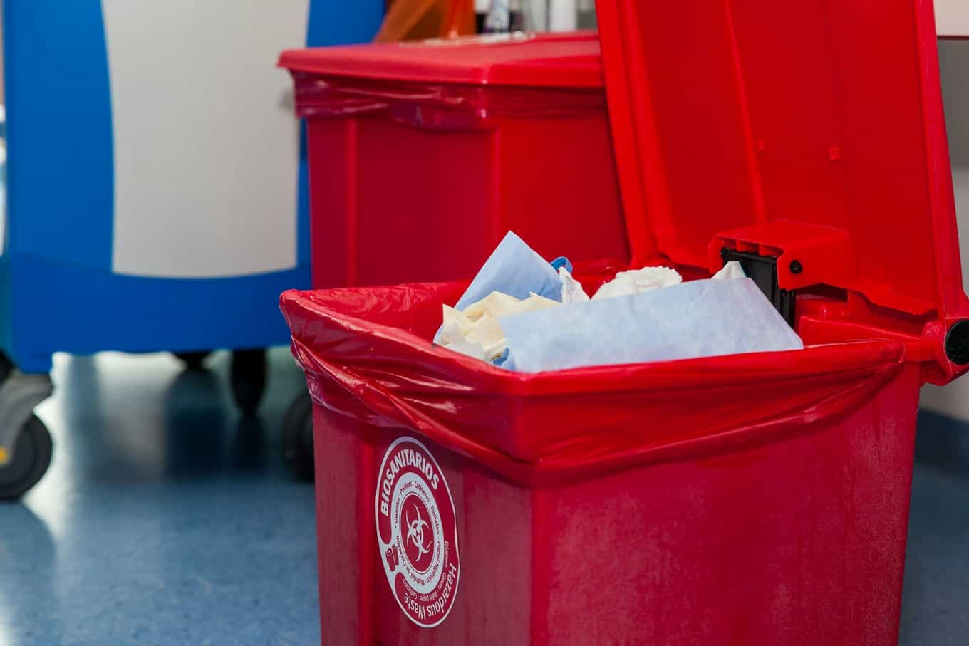 Co zalicza się do odpadów medycznych, które powinny trafić do czerwonego worka?